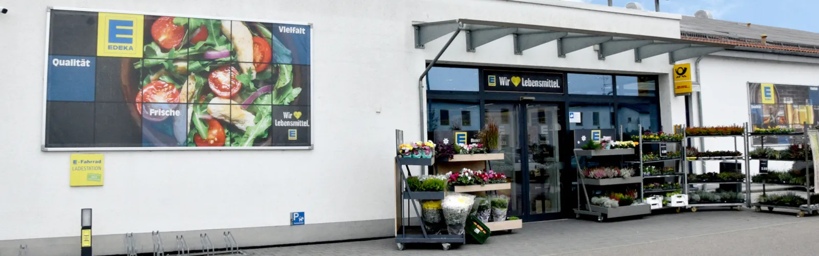Eingang des EDEKA Marktes Zeller in Altenmünster mit Blumenangebot