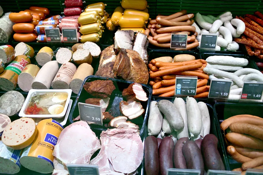 Bedientheke mit Wurst und Fleisch in Altenmünster