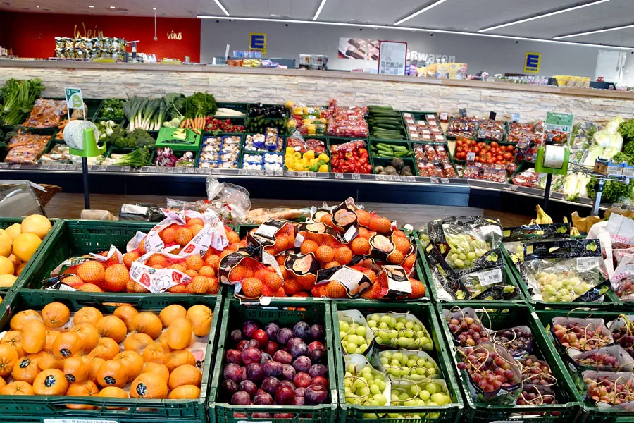 Obst- und Gemüseabteilung in Altenmünster