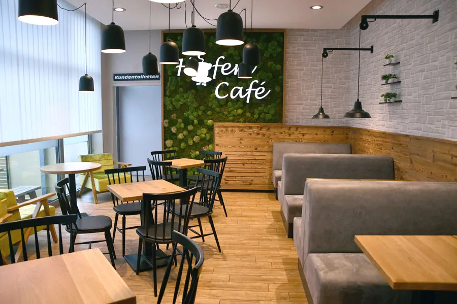 Sitzecke im Haferl Café der Bäckerei in Welden