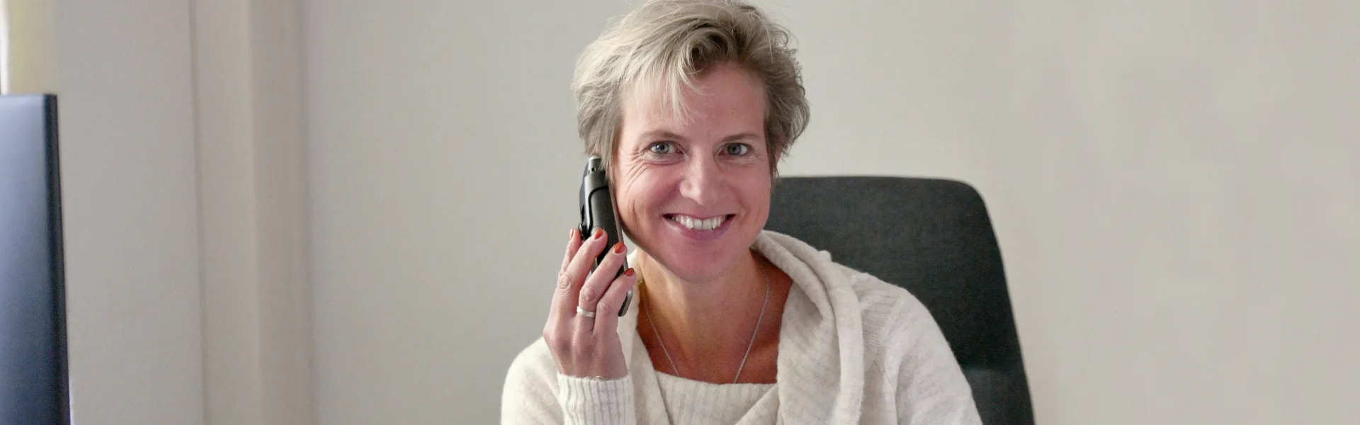 Bettina Berg im Büro von EDEKA Zeller in Welden am Telefon