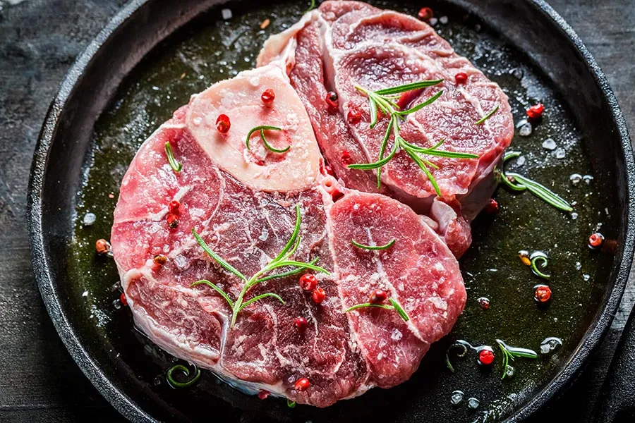 Frischetheke mit Fleisch- und Wurstwaren