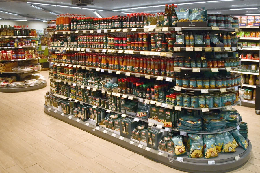 Regal mit Konserven, Antipasti und Feinkost im Markt Welden
