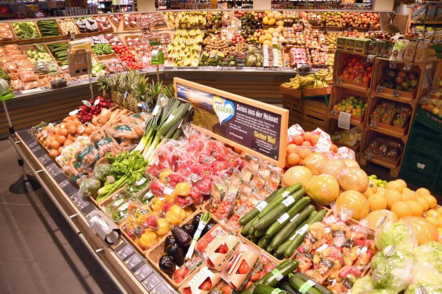 Obst- und Gemüseabteilung im EDEKA Markt Zeller in Welden